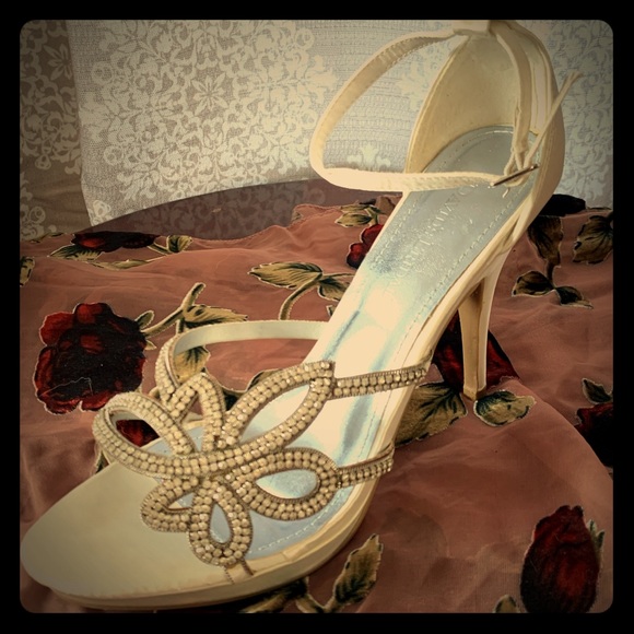David's Bridal Shoes - NWT Wedding/Bridal Vintage ivory size 10 heels